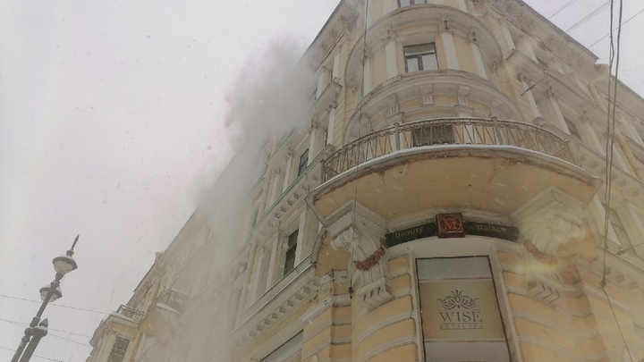 Последние недели провела в больнице: умерла девушка, на которую в Петербурге упала глыба льда