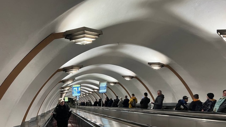 Слишком много людей: в метро Петербурга ограничили вход на станцию Пионерская