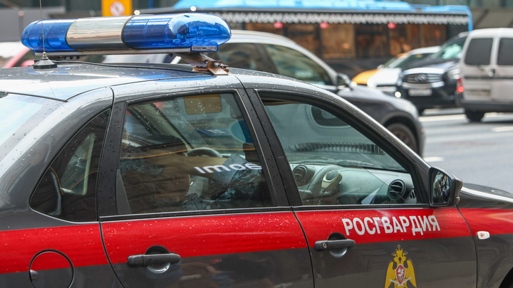Мужчина разбил стекло магазина цветов в Москве ради букета и чуть не умер