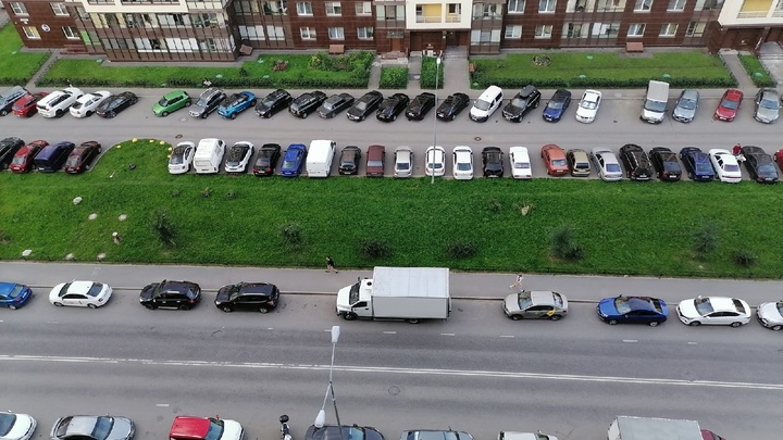 Нарушителей будут штрафовать: Смольный разработал новые правила парковки во дворах