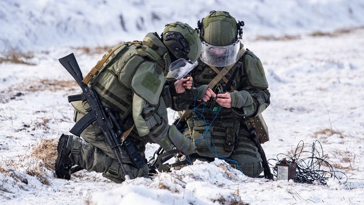 Русские сапёры обеспечивают безопасное продвижение военной техники ВС России в ЛНР