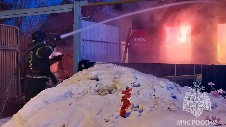 В Курчатовской районе Челябинска 24 пожарных и 6 цистерн тушили частный дом