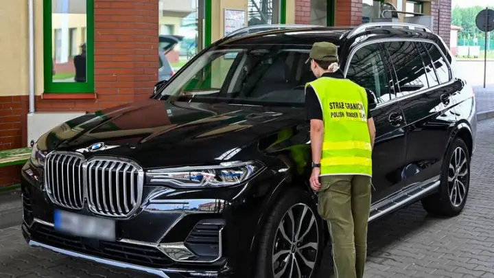 BMW конфисковали: Супруги отправились в Калининград на неоплаченной машине
