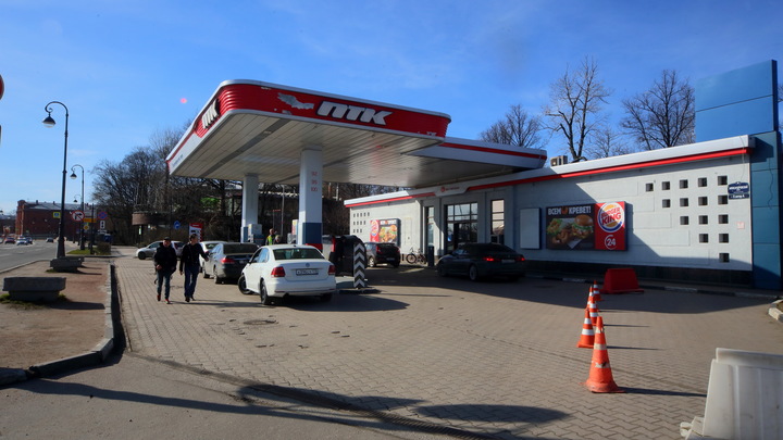 Цены на бензин в России показали копеечное падение