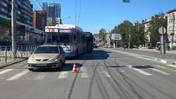 В Новосибирске мать и дочь пострадали в столкновении троллейбуса с автобусом