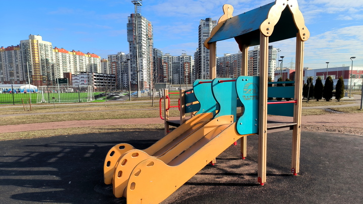 С детской площадки — в больницу на скорой: в Челябинске с игрового комплекса упал ребенок