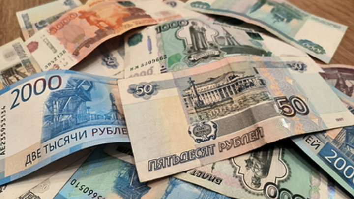 Обещанного три года ждут: Минэкономразвития пообещал рост средней зарплаты до 100 тысяч рублей