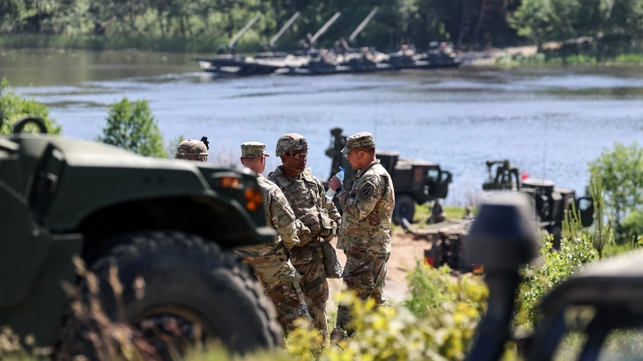 Reuters показал фото поисков пропавших в болоте Литвы солдат США