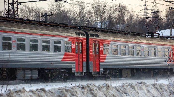 Лежащего на рельсах подростка без сознания заметили в Подмосковье