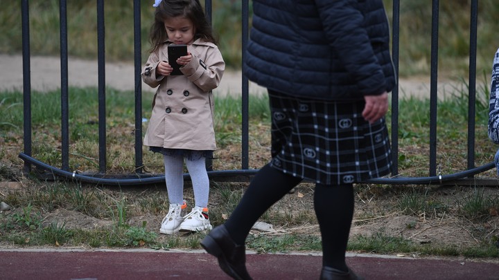 Госдума приняла закон об ограничении использования телефонов в школах