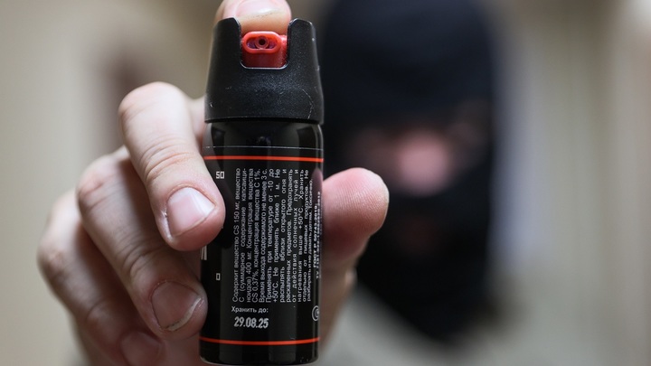 Трое молодых людей распылили газовый баллончик в лицо подростку и избили его