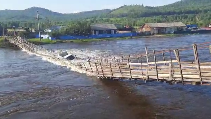 Ты не пройдешь: В Забайкалье лопнул висячий мост под весом грузовика