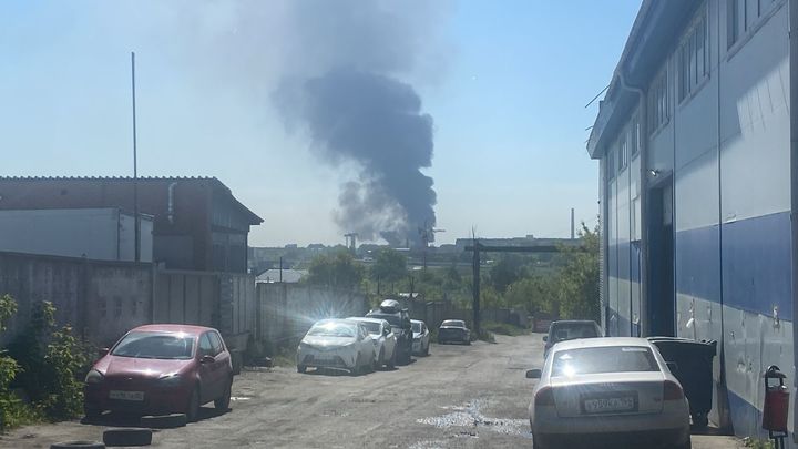 Угроза взрыва? В Новосибирске из-за крупного пожара перекрыли улицу