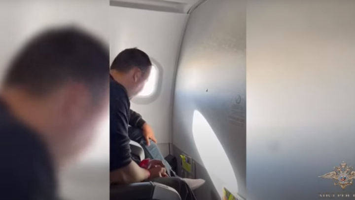 Полиция опубликовала видео задержания авиадебошира в аэропорту Толмачево