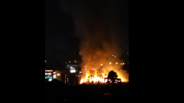 Опубликовано видео горящего двухэтажного дома в Чите