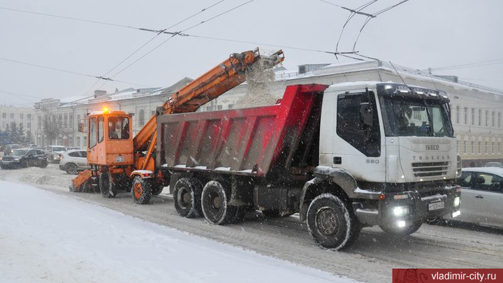 Владимир всеми силами пытаются расчистить от сильнейшего за последние 70 лет снегопада