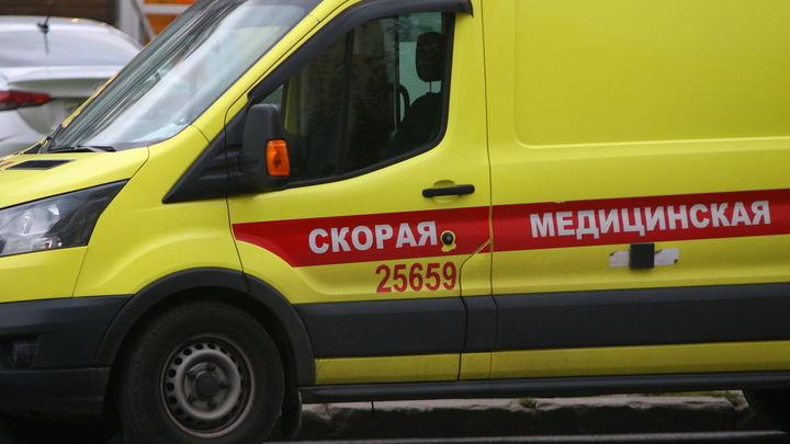 От удара у маршрутки выбило дверь: один погиб и шестеро пострадали в страшном ДТП под Петербургом