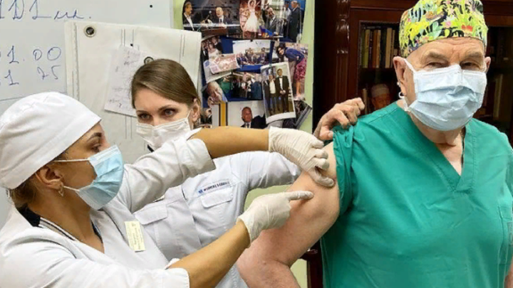 Главврач ККБ №1 Владимир Порханов ревакцинировался от ковида