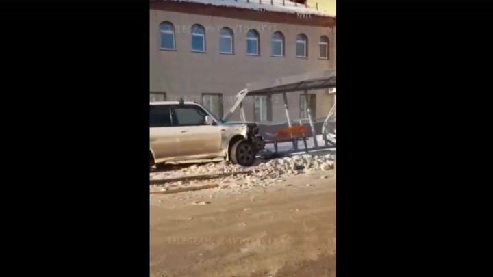 Женщина на иномарке врезалась в остановку с людьми в Кузбассе