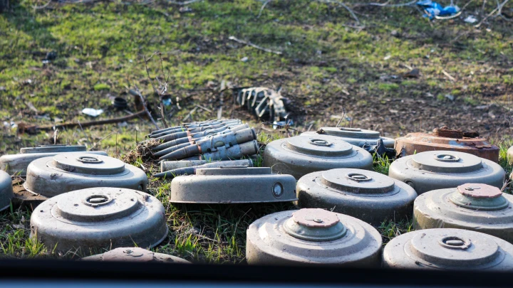 Оружие для диверсий: ФСБ нашли крупный схрон ВСУ в Курахово