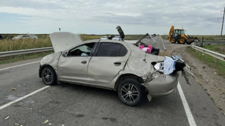 На Кубани иномарка столкнулась с трактором