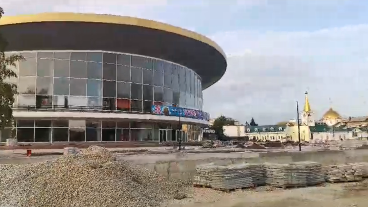 В Новосибирске после дождя размыло перекопанную площадь около цирка