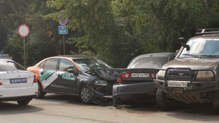 Водитель каршерингового автомобиля устроил тройное ДТП в Новосибирске