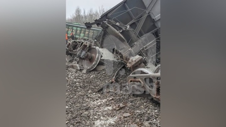 Поезд сошел с рельсов в Рязани: что известно о ЧП с хлопком