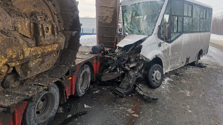 В Самарской области автобус с людьми протаранил фуру. Трое пострадали