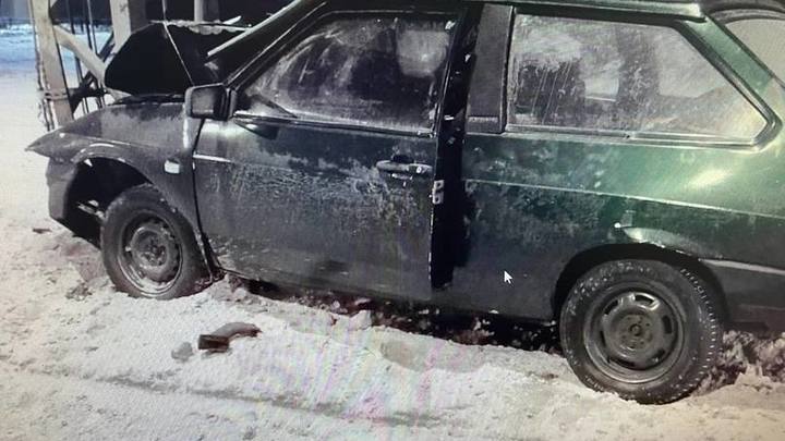 В Челябинской области легковой автомобиль врезался в опору электропередач