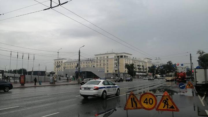 В Челябинске после дождя воду с дорог откачивают цистернами