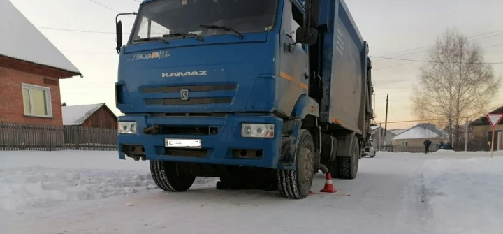 В Маслянинском районе Новосибирской области мусоровоз переехал 31-летнего мужчину