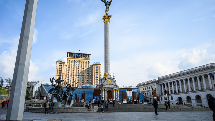 Прощай, страшное недоразумение: В центре Киева демонтировали арт-объект синяя рука