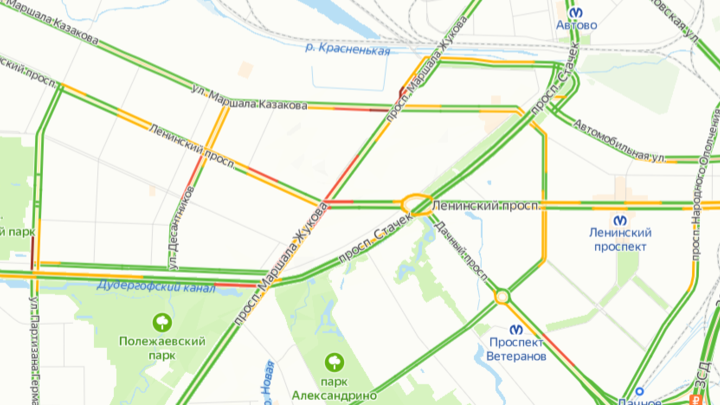 В Петербурге автобус сняли с фонарного столба: частично перекрыт Ленинский проспект