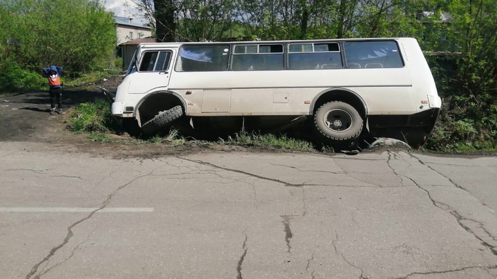 Под Новосибирском пассажирский автобус опрокинулся из-за детей на самокатах