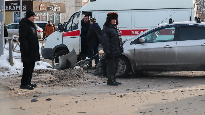 В Новосибирске водитель Porsche устроил массовое ДТП и скрылся