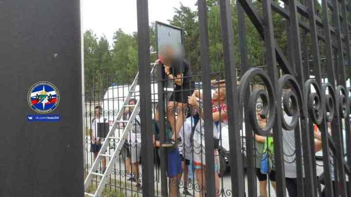Проткнул руку и повис: Юный новосибирец неудачно полез через забор
