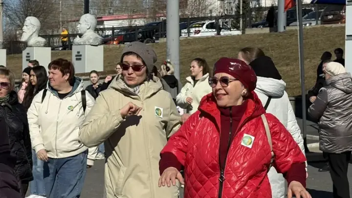 Больше сотни архангелогородцев заметили шагающими по набережной Северной Двины