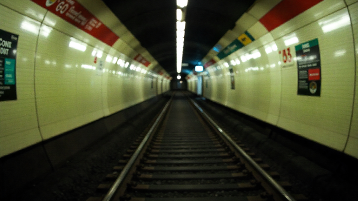 В метро подросток погиб от удара током, пытаясь достать вейп