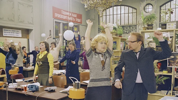 Обнаружен новый киноляп в Служебном романе: исчезающий маникюр Верочки взорвал сеть