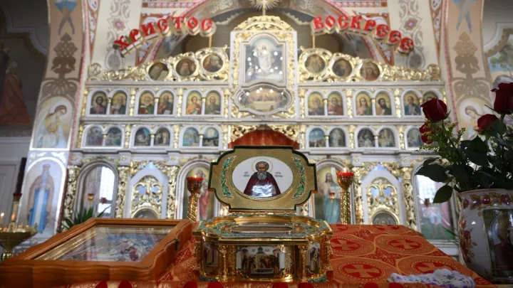 Благодатный огонь прибыл утром в Пулково. Частицы святыни доставили в местные храмы