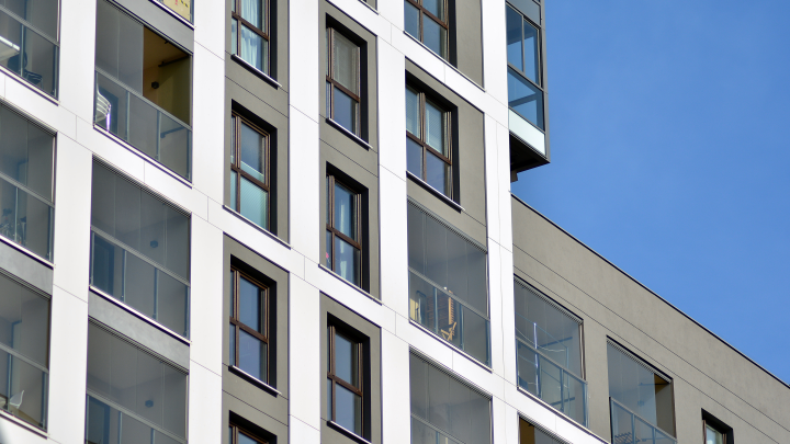 В России хотят разрешить деревянные многоэтажки: Эксперт по ЖКХ объяснил, чем это грозит