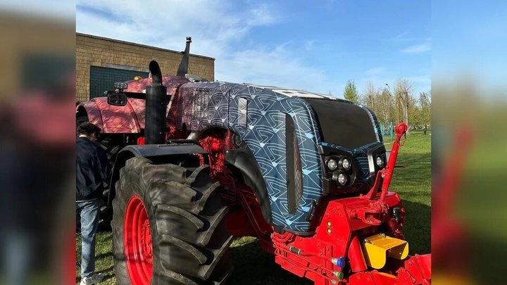 Белорусы выпустили беспилотный трактор