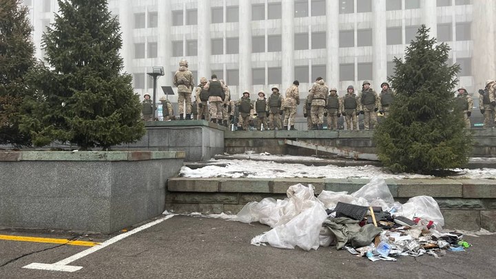 В Сети продолжают публиковать видео поджога гособъектов в Алматы