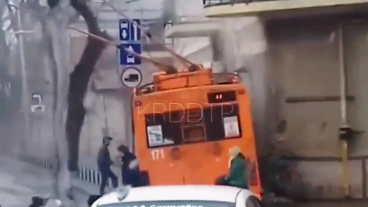 В Краснодаре пострадали двое пассажиров троллейбуса, который врезался в здание