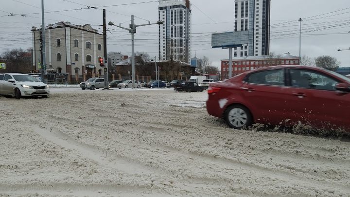В Челябинске автодороги снова посыпали солью, а про тротуары забыли