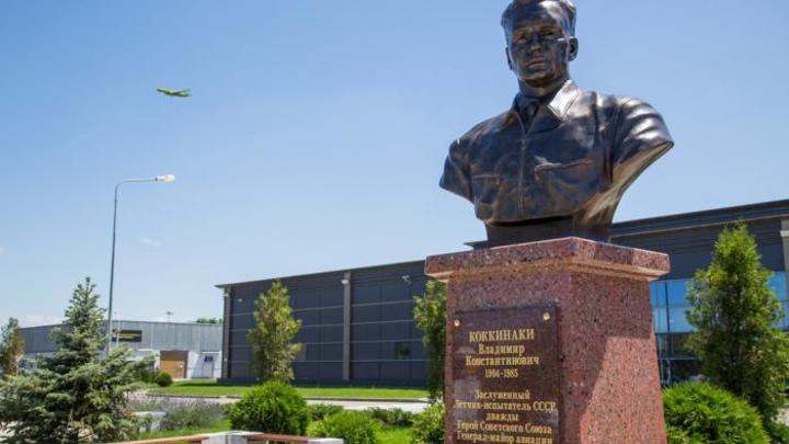 В аэропорту Анапы установили бюст легендарного летчика Владимира Коккинаки
