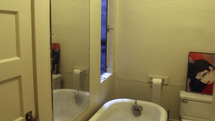 Тайна лишней форточки. Зачем в хрущёвках делали окошко между ванной и кухней