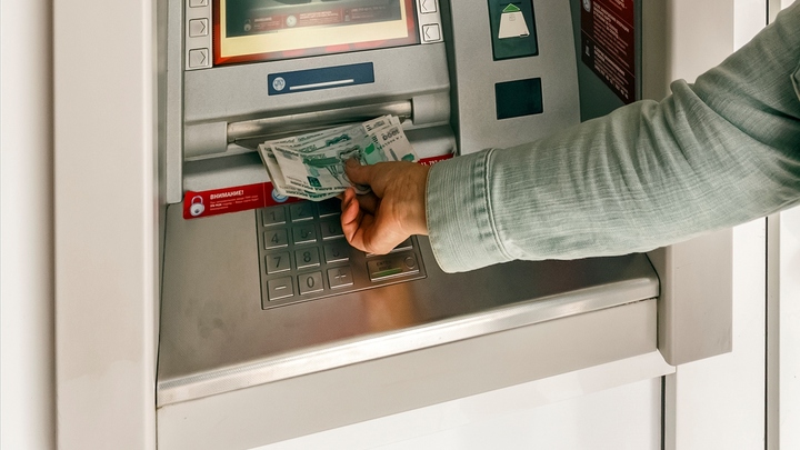 Почему деньги со счёта придётся снять: Забег к банкоматам в России