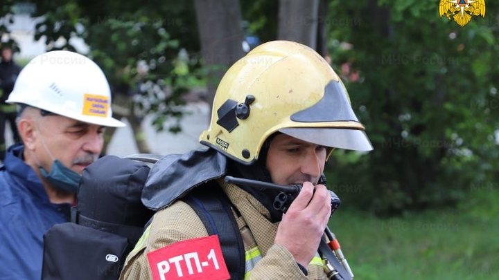 Вспышка, дождь из осколков и паника: Первые секунды после взрыва попали на видео